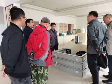 河南省建設(shè)廳科技與標(biāo)準(zhǔn)處康處長(zhǎng)、河南省建筑協(xié)會(huì)段秘書(shū)長(zhǎng)、河南省建筑科學(xué)研究院黃工等一行蒞臨考察